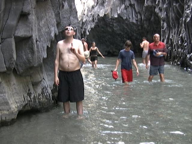 goleAlcantra 16.bmp - MIKE POINTING TO CANYON TOP